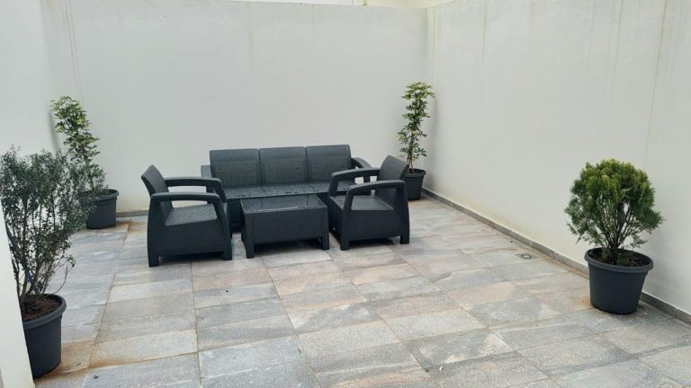 Studio neuf premium de 73 m² avec grande terrasse à louer longue durée – Les hôpitaux