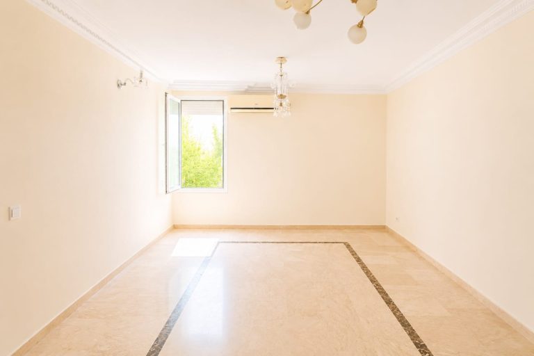 Appartement 2 chambres vide de 97 m² avec terrasse à louer à Val Fleuri à Casablanca